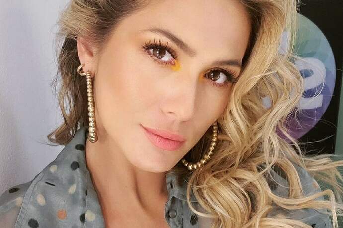 Lívia Andrade exibe beleza natural ao posar na piscina e anima seguidores: “Sorria” - Metropolitana FM