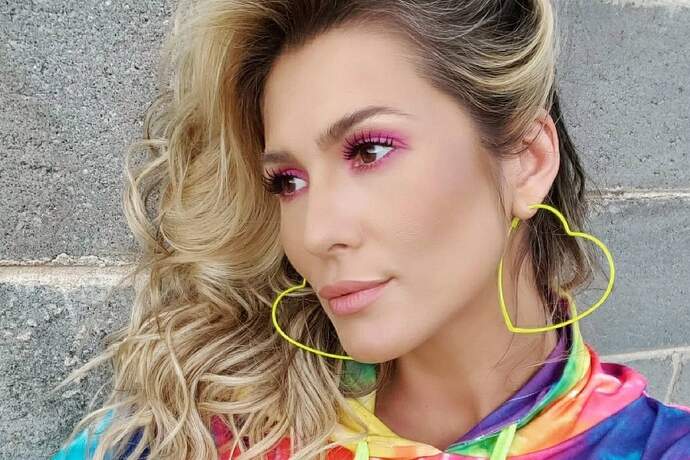 Lívia Andrade aposta em look colorido inusitado e posa ao ar livre: “Psicodélica”