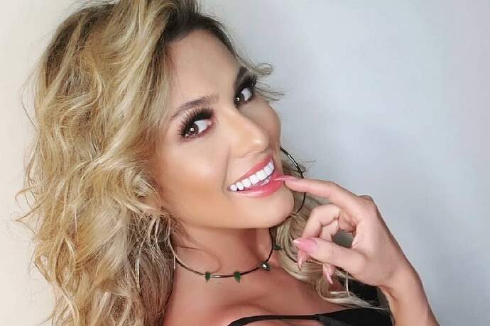 Lívia Andrade posa bem à vontade e exibe produção para ficar em casa - Metropolitana FM