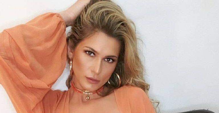 Lívia Andrade faz caras e bocas para mostrar produção luxuosa: “Muito chique” - Metropolitana FM