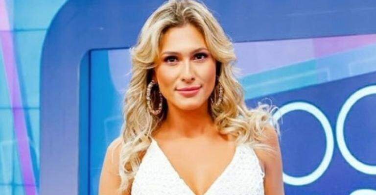Lívia Andrade surge com look diferenciado e eleva o clima na web - Metropolitana FM