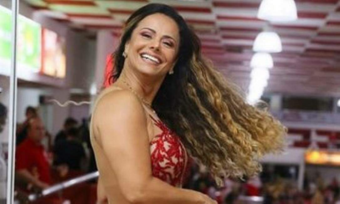 De saia e top, Viviane Araújo exibe boa forma ao lado do namorado e eleva o clima na web - Metropolitana FM
