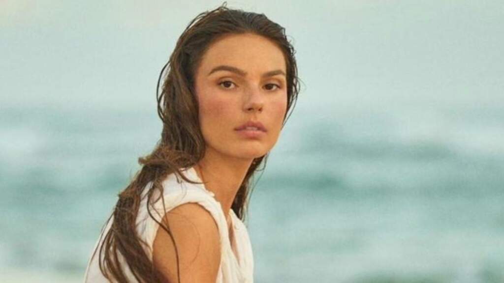 Isis Valverde posa bem à vontade em janela e eleva o clima na web
