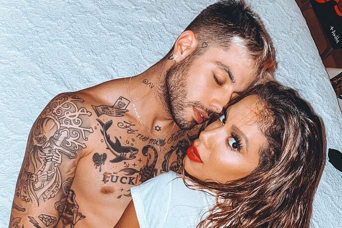 Anitta posa com Gui Araújo na cozinha e choca seguidores: “Casal hot”