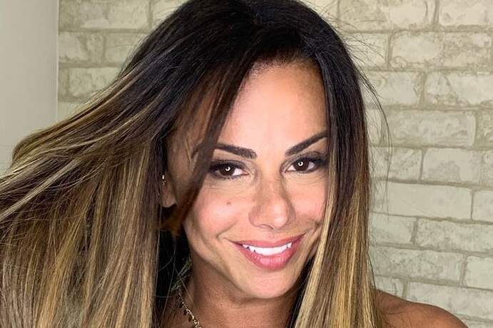 Viviane Araújo posta selfie com cabelo cacheado e encanta web: “Perfeita”