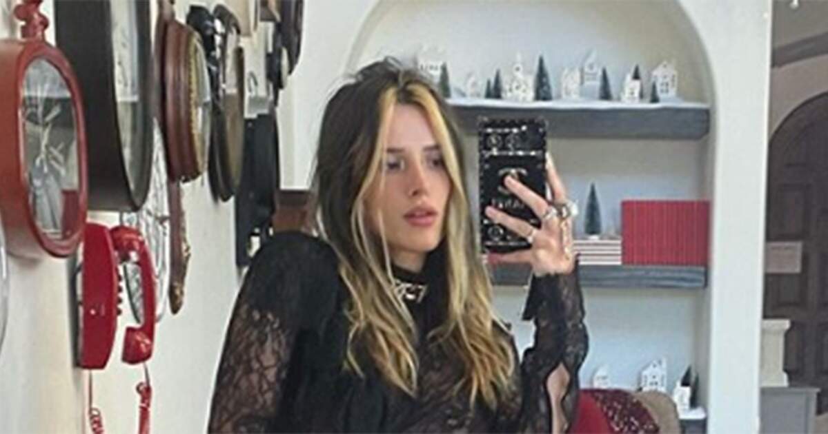 Bella Thorne posa em frente ao espelho e faz pergunta inusitada aos fãs