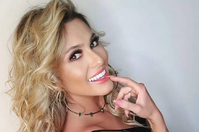 Lívia Andrade relembra clique em praia e brinca: “Saudade né minha filha?” - Metropolitana FM