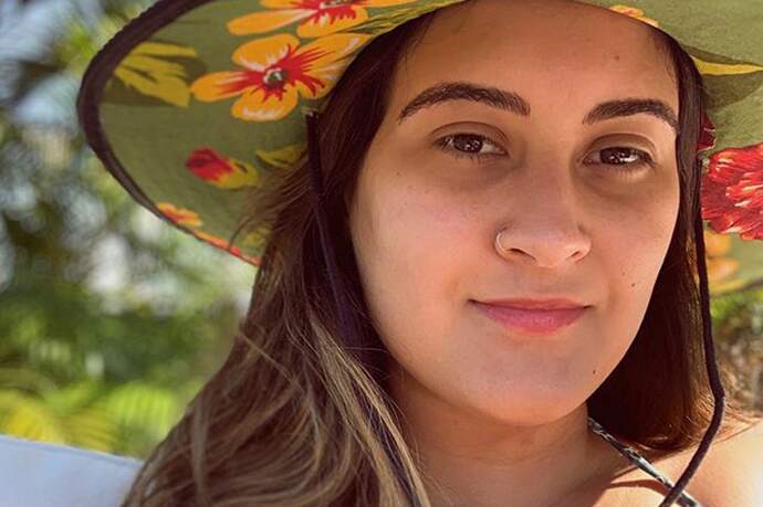 Filha de Fátima Bernardes, Bia Bonemer, posa com chapéu no Instagram