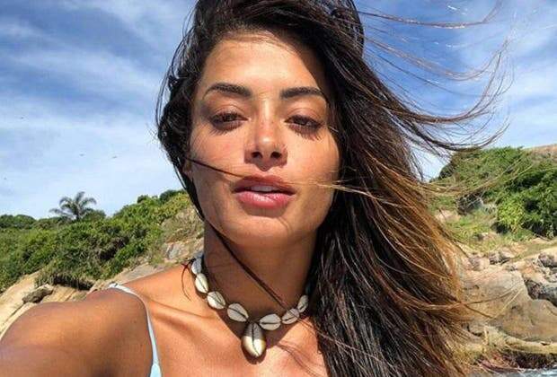 Aline Riscado posa sem edições para selfie e ostenta beleza natural: “Abra sua mente” - Metropolitana FM