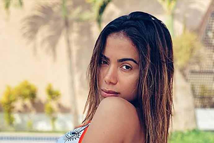 Anitta surge com calça diferente e brinca na internet: “Tudo saltando” - Metropolitana FM