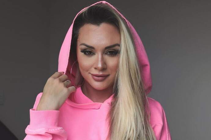 Juju Salimeni encanta seguidores com clique espontâneo em modelito rosa neon - Metropolitana FM