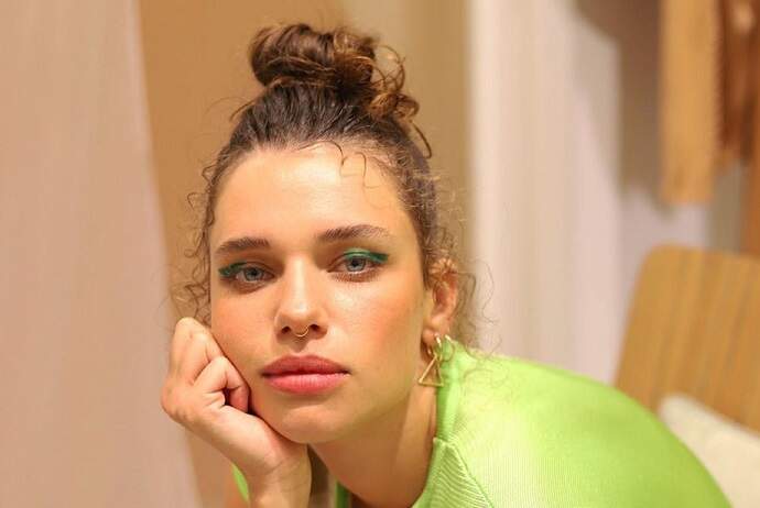 Bruna Linzmeyer esbanja beleza natural em stoire e impressiona seguidores na web