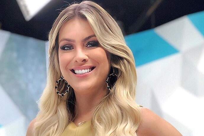 Renata Fan mostra look vermelho deslumbrante em clique de bastidores: “Ela é show” - Metropolitana FM
