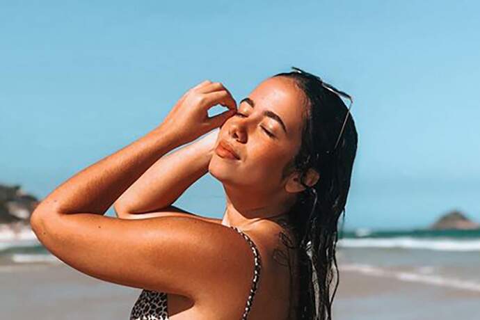 Sósia da Anitta deixa fãs deslumbrados com foto na praia: “Gratidão” - Metropolitana FM
