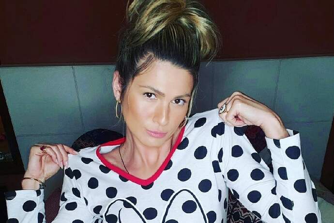 Lívia Andrade faz sequência de fotos inusitadas antes de dormir e brinca: “Pijama de bolinhas” - Metropolitana FM