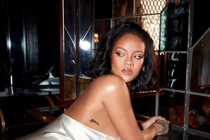 Rihanna sofre acidente de moto e machuca rosto