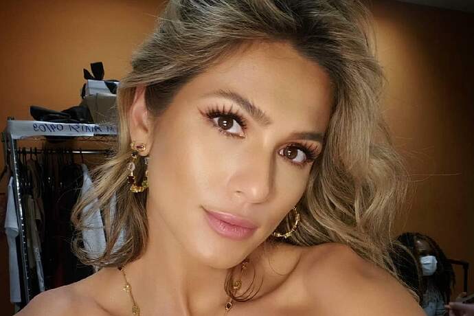 Lívia Andrade faz caras e bocas em nova selfie e encanta seguidores: “Fazendo peixinho” - Metropolitana FM