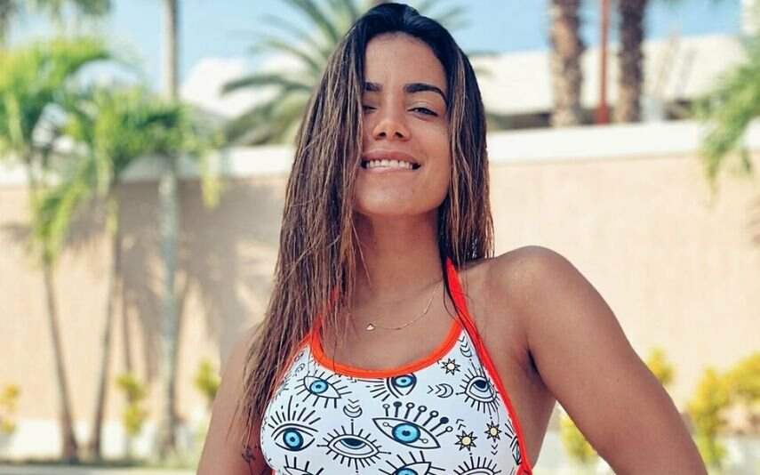 De maiô neon, Anitta dá viradinha estratégica e fãs reparam: “Que enorme!” - Metropolitana FM
