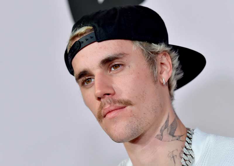 Justin Bieber faz nova tatuagem no pescoço