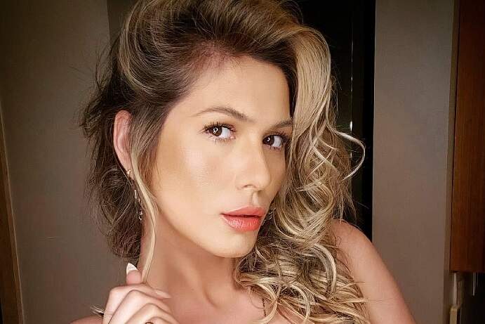 Lívia Andrade surge deslumbrante em selfie e dispara: “Sextou!” - Metropolitana FM