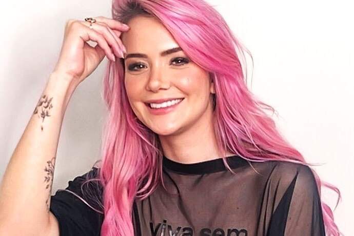 Ex-BBB Marcela Mc Gowan se despede do cabelo longo rosa e surge com novo visual - Metropolitana FM