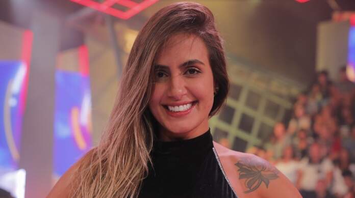 Carol Peixinho exibe detalhes de seu look e fã dispara: “Vou te processar por ser tão linda” - Metropolitana FM