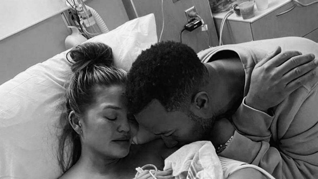 Bebê do cantor John Legend e de Chrissy Teigen morre após parto - Metropolitana FM