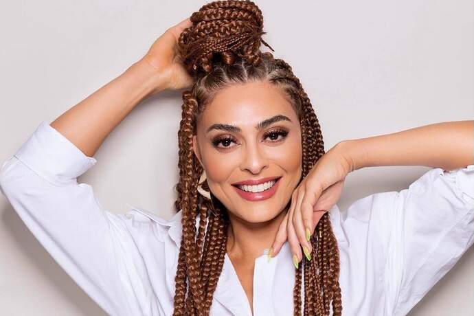 De tranças no cabelo, Juliana Paes ostenta boa forma em ensaio fashionista: “Dona da beleza” - Metropolitana FM