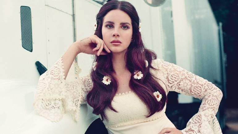 Lana Del Rey é criticada ao usar máscara de tela em sessão de autógrafos - Metropolitana FM