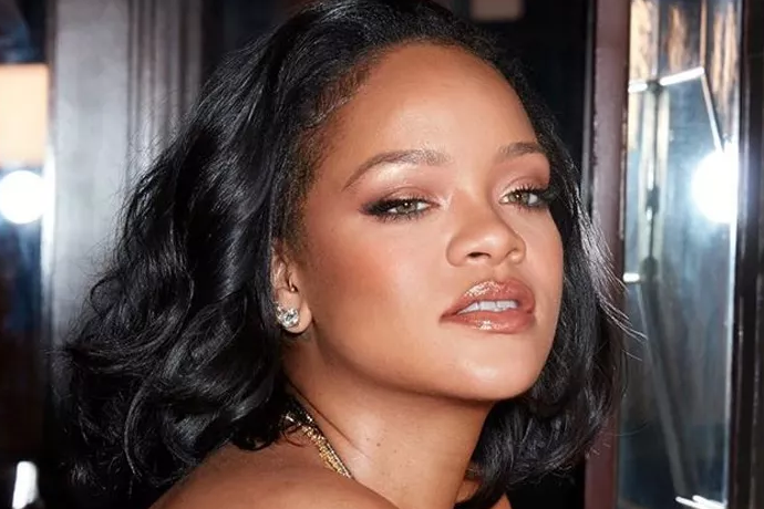 Após acusação de islamofobia, Rihanna se desculpa: “Involuntariamente ofensivo” - Metropolitana FM