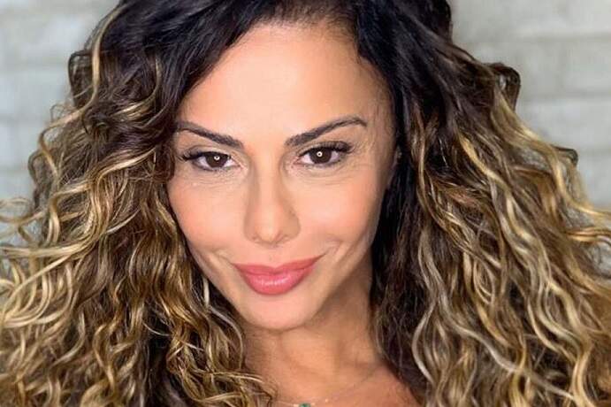 Viviane Araújo relembra clique de ensaio e ostenta saúde: “Tão linda!”