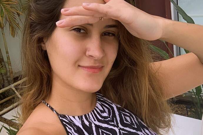 Filha de Fátima Bernardes renova o bronzeado com maiô diferenciado: “Feliz na praia”