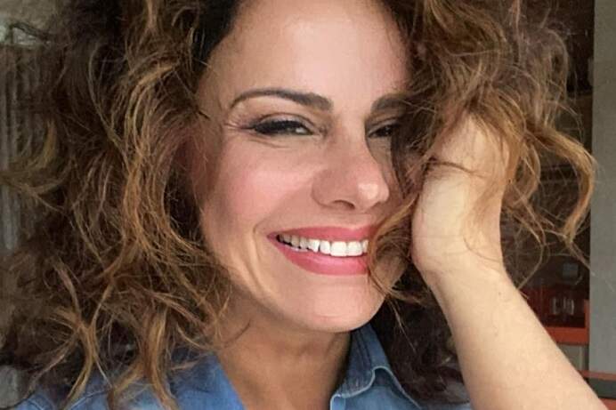 Viviane Araújo exibe boa forma com vestido florido e encanta: “Belíssima” - Metropolitana FM