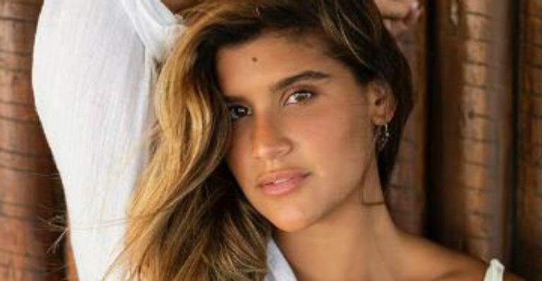Filha de Flávia Alessandra relembra clique na praia e fãs enlouquecem: “Que cintura é essa?!” - Metropolitana FM