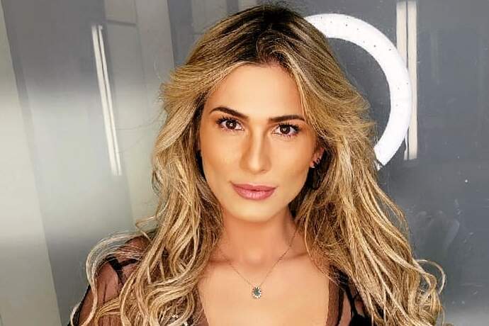 Lívia Andrade faz caras e bocas em nova sequência de fotos e ostenta boa forma - Metropolitana FM