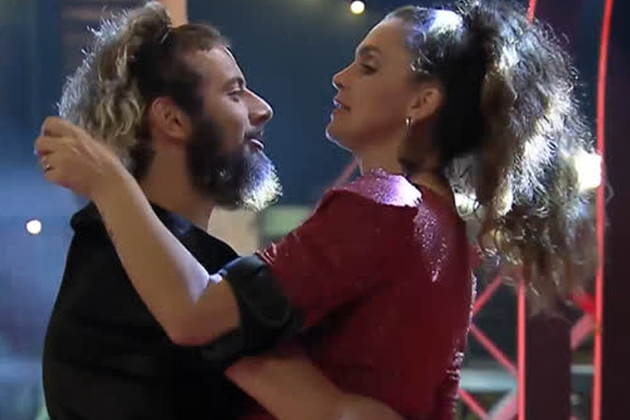 ‘A Fazenda’: Cartolouco e Luiza Ambiel protagonizam beijão na última festa do reality