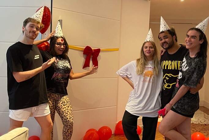 Amigos fazem festa para Luísa Sonza depois de quebrarem sua porta - Metropolitana FM