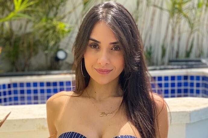 Irmã de Juliana Caetano curte dia de praia em Cancún e ostenta boa forma