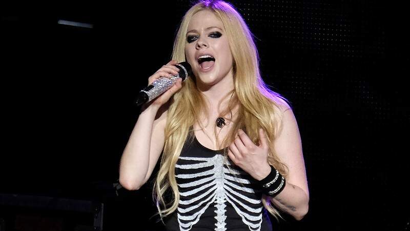 “Flames”: Avril Lavigne anuncia lançamento de novo single - Metropolitana FM