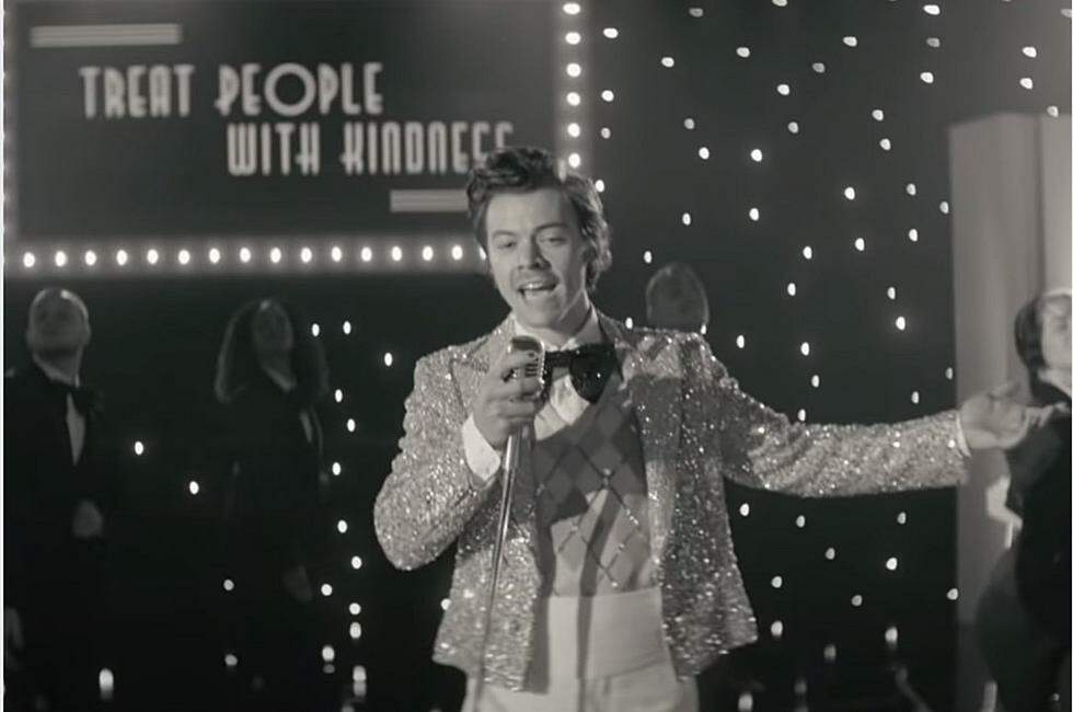 Arrasando na coreografia, Harry Styles lança clipe com pegada retrô - Metropolitana FM
