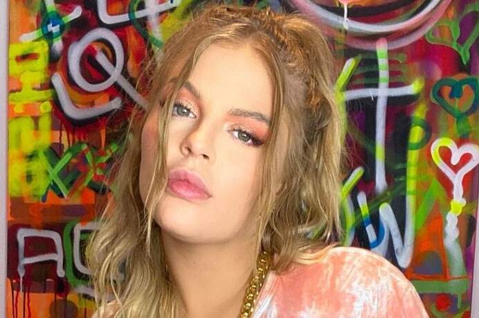 Luísa Sonza posa com look estampado e beleza natural chama atenção dos fãs - Metropolitana FM