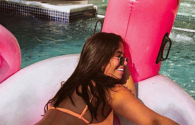 Sósia de Anitta surge mostrando boa forma na piscina: “Vai ganhar da original” - Metropolitana FM