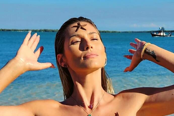 Lívia Andrade aposta em estrelas do mar para look praiano e brinca: “Bem sereiuda”