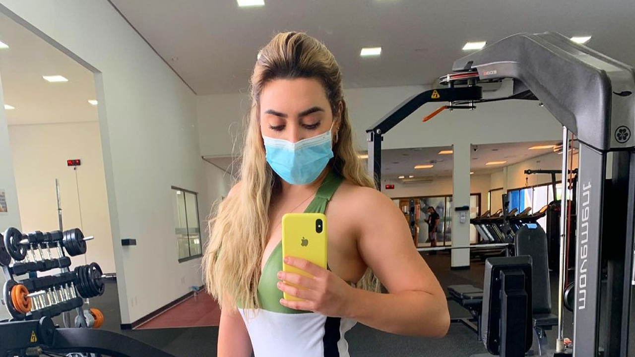 Após o treino, Naiara Azevedo faz selfie no espelho da academia: “Todo dia é dia” - Metropolitana FM