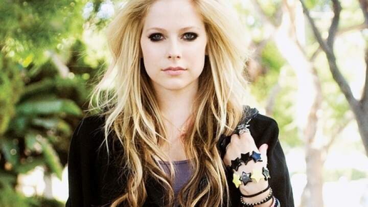 Em resposta a fã brasileiro, Avril Lavigne confirma quando lançará sua próxima música - Metropolitana FM