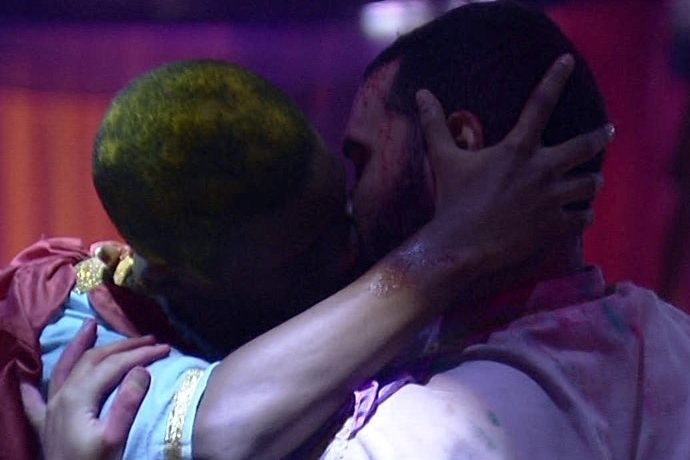 BBB21: Gilberto protagoniza primeiro beijo gay entre homens da história do BBB e é aclamado - Metropolitana FM