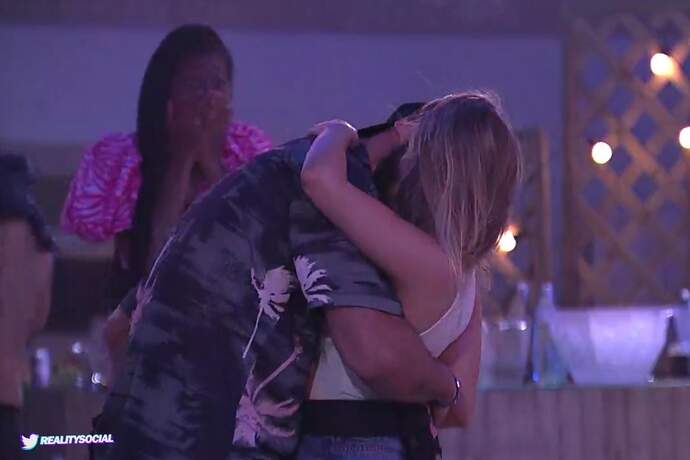 BBB21: Arthur e Carla Diaz se beijam durante a festa do líder - Metropolitana FM