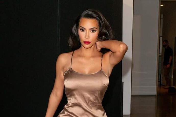 Kim Kardashian aparece sem aliança com amigas em Beverly Hills - Metropolitana FM