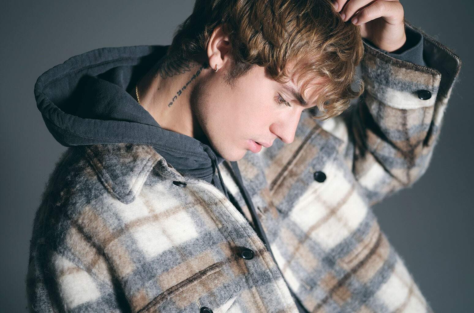 “Hold On”: Justin Bieber divulga capa de sua nova música e deixa fãs animados
