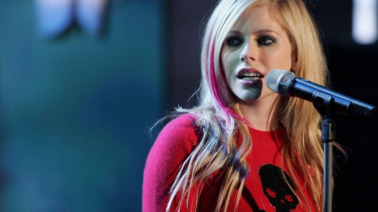 Mansão da Avril Lavigne é invadida por fã que se apresenta como “namorado” da cantora - Metropolitana FM